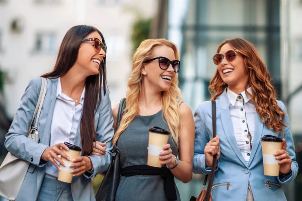 Drie zakenvrouwen voor hun werkplek — Stockfoto