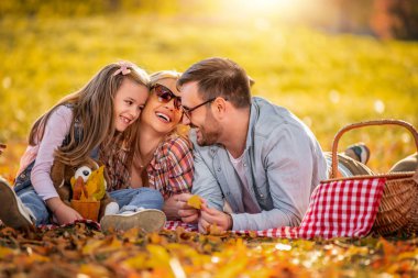 Parkta piknik gülümseyen aile