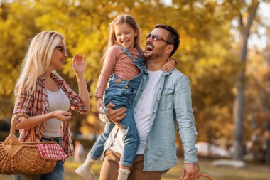 Parkta piknik gülümseyen aile