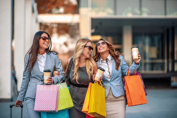Feliz sonrisa de las mujeres en las compras — Foto de Stock