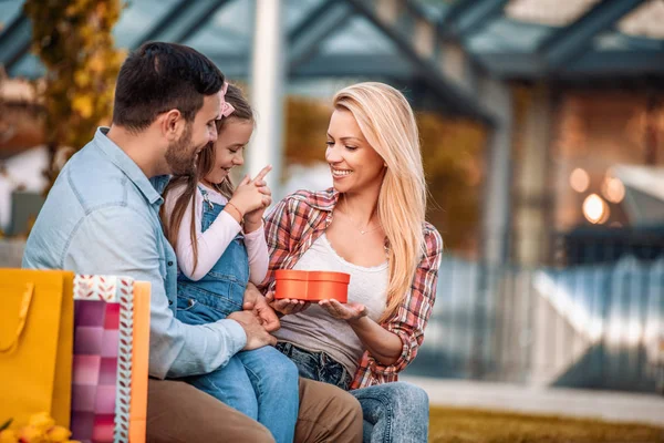 Família feliz se divertindo ao ar livre depois de fazer compras — Fotografia de Stock