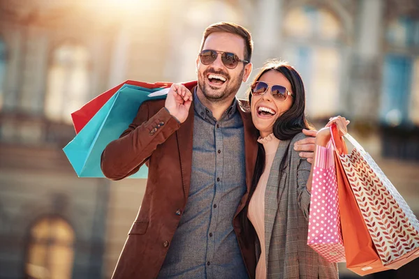 Paar mit Einkaufstüten nach Einkauf in der Stadt — Stockfoto