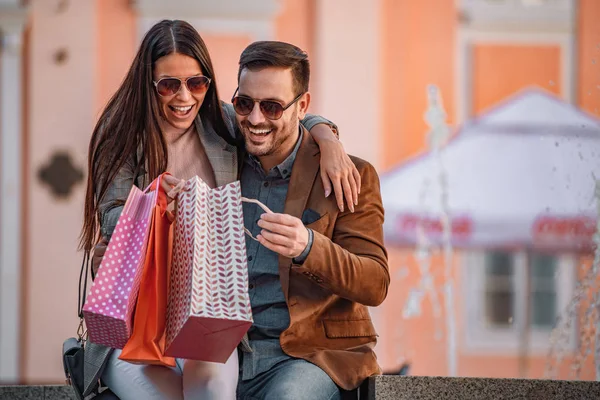 Paar mit Einkaufstüten nach Einkauf in der Stadt — Stockfoto