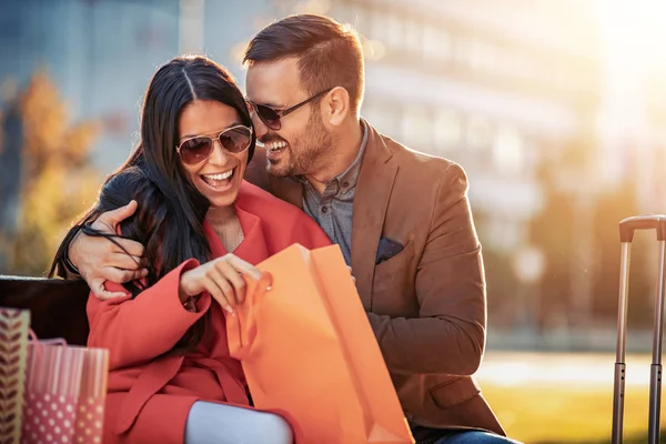 Paar mit Einkaufstüten nach Einkauf in der Stadt — Stockfoto