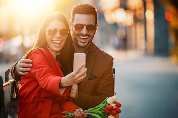 Romantiker schenkt seiner Freundin Blumen — Stockfoto