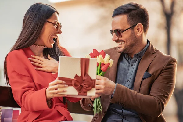 Романтичний чоловік дарує квіти своїй подрузі — стокове фото