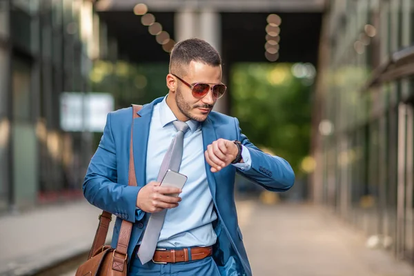 Retrato de un hombre de negocios guapo al aire libre en la ciudad — Foto de Stock