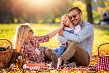 Parkta piknik gülümseyen aile