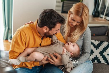 Mutlu anne ve baba evde bebekle