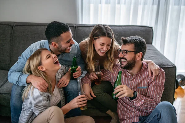 Vrienden kijken samen naar voetbalwedstrijd — Stockfoto