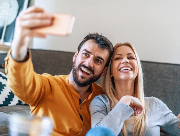 Fröhliches junges Paar genießt zu Hause — Stockfoto