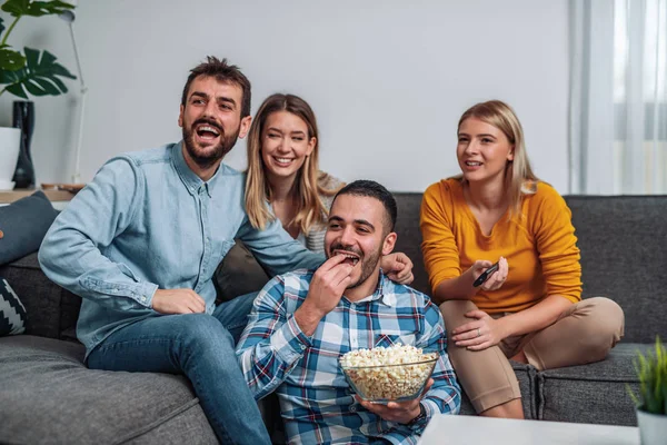 Arkadaşlar futbol maçı izliyorlar.
