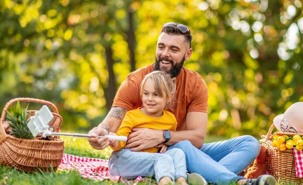 Tempo de família no campo — Fotografia de Stock