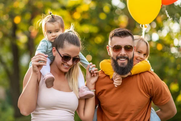 Família alegre em férias desfrutando ao ar livre — Fotografia de Stock