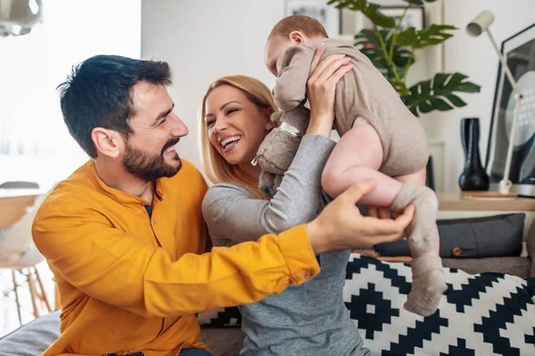Mutlu anne ve baba evde bebekle