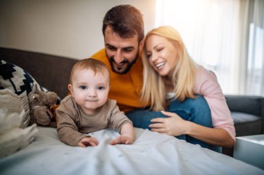 Anne babalar bebek bezi değiştirirler.