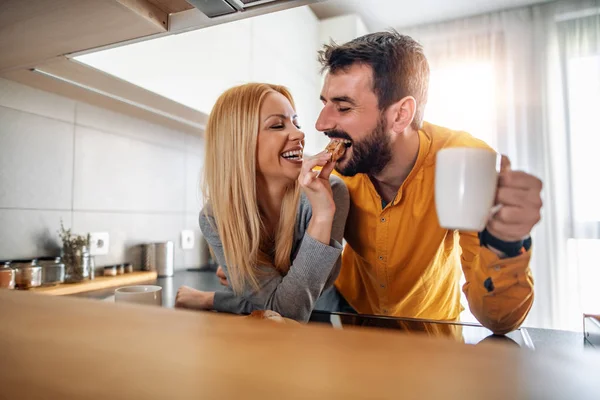 Linda pareja joven bebiendo café en la cocina —  Fotos de Stock