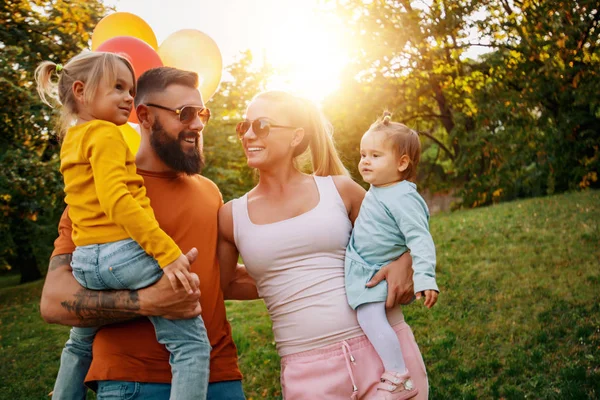 Neşeli aile tatilde, dışarıda eğleniyor.