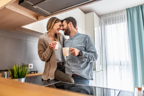 Mutfakta kahve içme sevimli genç Çift