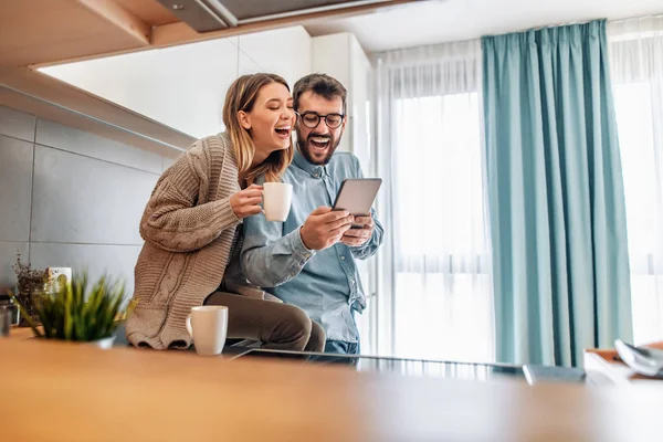 Mutfakta kahve içme sevimli genç Çift