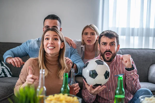 Vrienden kijken samen naar voetbalwedstrijd — Stockfoto