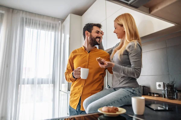 Mutfakta kahve içme sevimli genç Çift