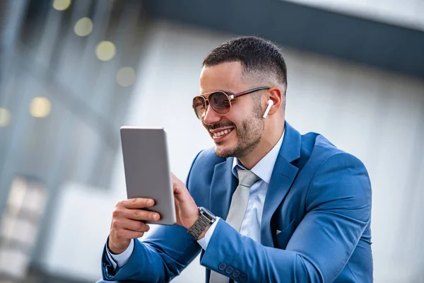 Retrato de hombre de negocios guapo — Foto de Stock