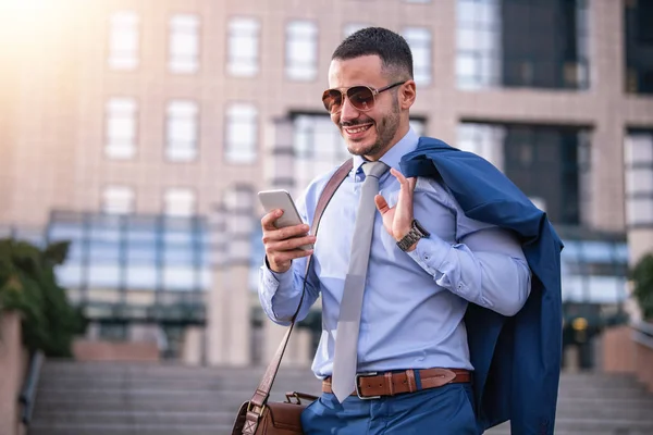 Joven hombre de negocios hablando por teléfono — Foto de Stock