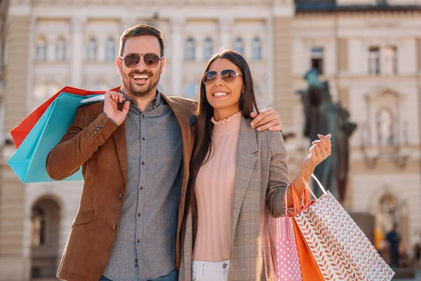 Glückliches junges Paar mit Einkaufstüten — Stockfoto