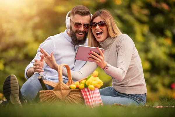 Gelukkig paar genieten van picknick in zomer park — Stockfoto