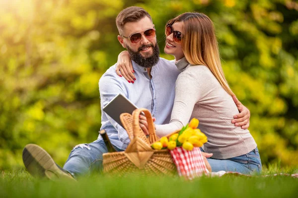 Gelukkig paar genieten van picknick in zomer park — Stockfoto