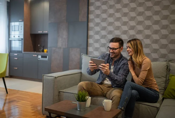 Evde romantik bir çift.