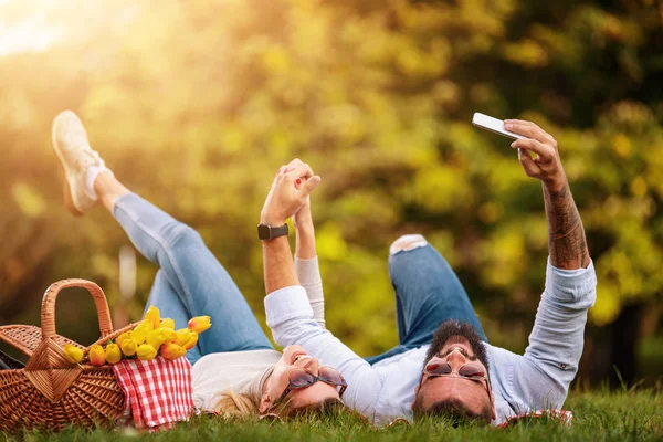 Glückliches Paar genießt Picknick im Sommerpark — Stockfoto