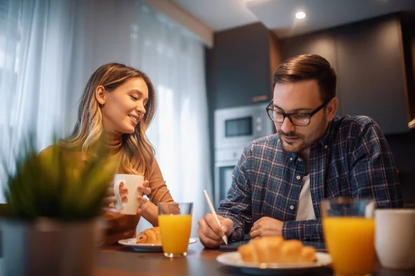 幸せなカップルが家で朝食を持っている — ストック写真
