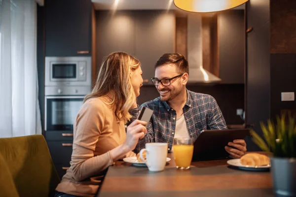 Felice coppia che fa colazione a casa — Foto Stock