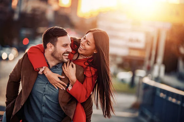 Vrolijk glimlachend paar in liefde knuffelen buiten — Stockfoto