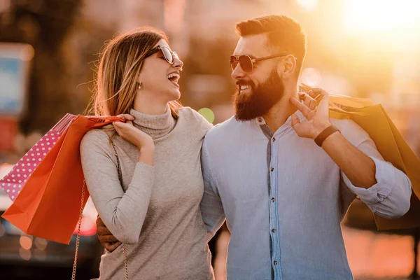 Glückliches junges Paar mit Einkaufstüten — Stockfoto