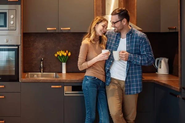 Evde romantik bir çift.