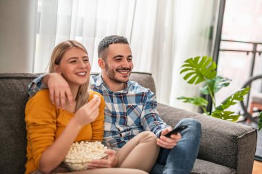 Mutlu çift evde film izlemeye hazırlanıyor.