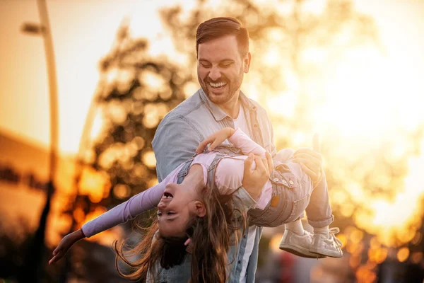 Pai com filha no parque de verão — Fotografia de Stock