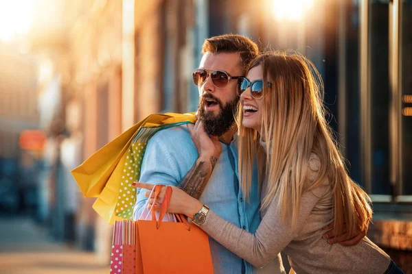 Glückliches Paar genießt nach dem Einkauf in der Stadt — Stockfoto