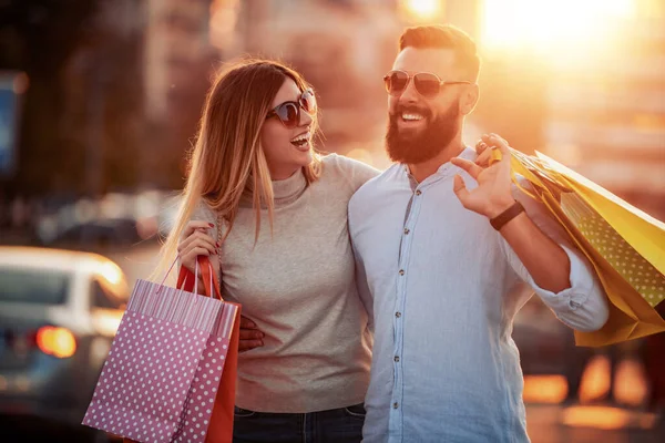 Glückliches Paar genießt nach dem Einkauf in der Stadt — Stockfoto