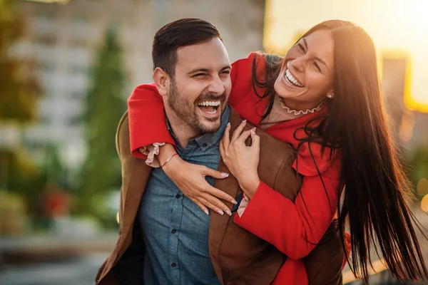 Junge Leute genießen die gemeinsame Zeit in den Ferien — Stockfoto