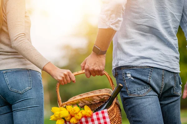 Romantisch paar in het park — Stockfoto