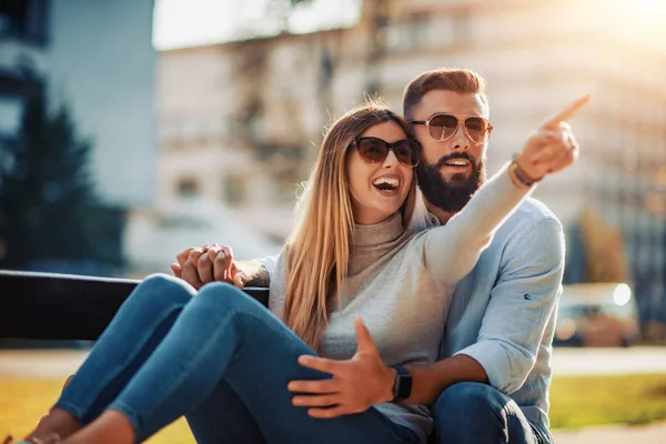 Junge Leute genießen die gemeinsame Zeit in den Ferien — Stockfoto