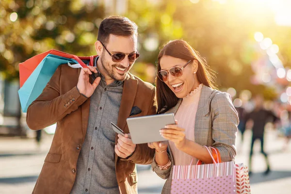 Glückliches Paar bezahlt online mit Kreditkarte — Stockfoto