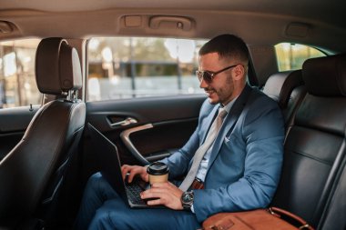 Çekici genç iş adamı bir araba