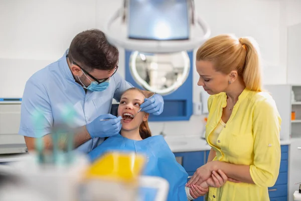 Verificação dos dentes no consultório do dentista — Fotografia de Stock