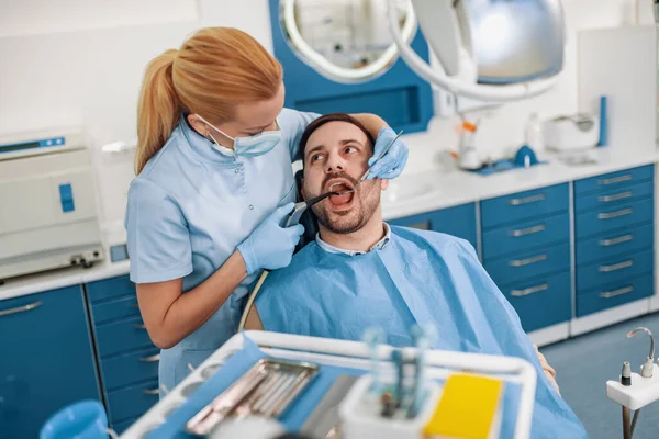 牙科医生及牙科诊所病人 — 图库照片