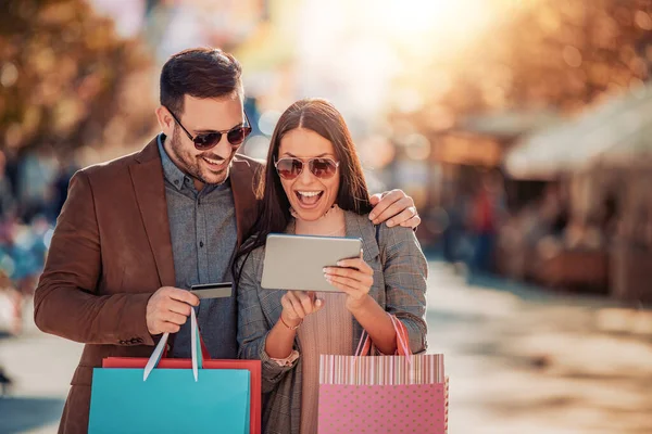 Kredi kartıyla ödeme yapan mutlu çift.